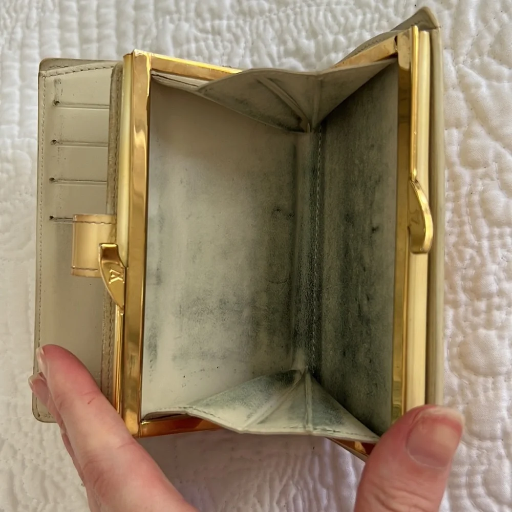 Louis Vuitton Authentic Vernis Kisslock Wallet - Picture 9 of 15